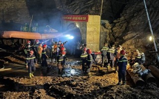 Xuyên đêm cứu hộ nạn nhân bị lũ cuốn mắc kẹt trong hầm thủy điện ở Điện Biên