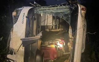 Xe chở khách du lịch bị lật ở Phú Thọ, 13 người thương vong