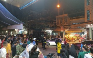 Cảnh sát phong tỏa đường, khám nhà "trùm" giang hồ xứ Thanh
