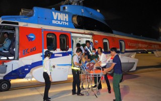 Trực thăng bay cấp cứu đưa 2 bệnh nhân từ Trường Sa về điều trị