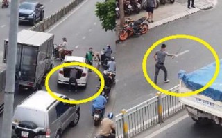 Video: Thanh niên cầm kiếm truy lùng tài xế xe tải sau va chạm giao thông ở TP.HCM