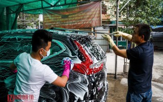 Dịch vụ rửa xe “hốt bạc” những ngày cuối năm