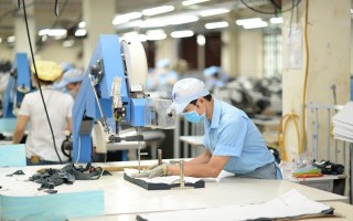Dệt may Việt Nam đối diện nguy cơ mất đơn hàng, thiếu lao động