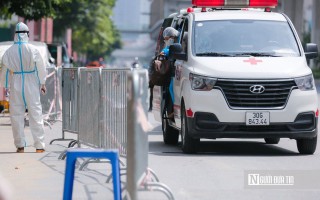 Hà Nội: Xe cứu thương liên tiếp đưa F0 đi điều trị từ "ổ dịch" Thanh Xuân