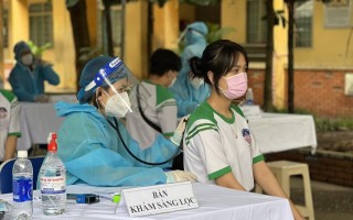 Tp.HCM: Gần 1.700 học sinh an toàn sau khi tiêm vắc-xin phòng Covid-19